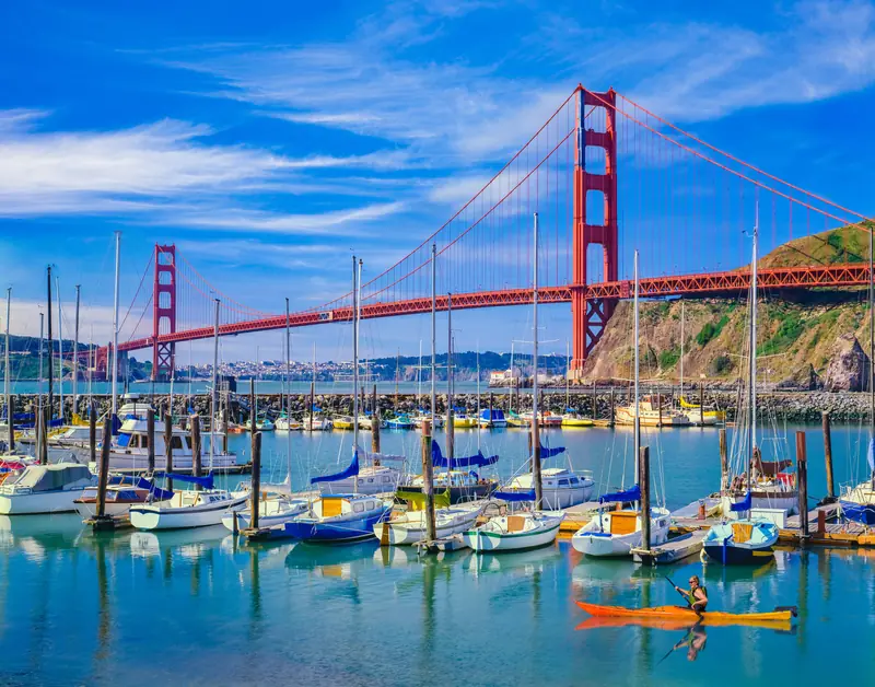 De Golden Gate Bridge boven een jachthaven in San Francisco