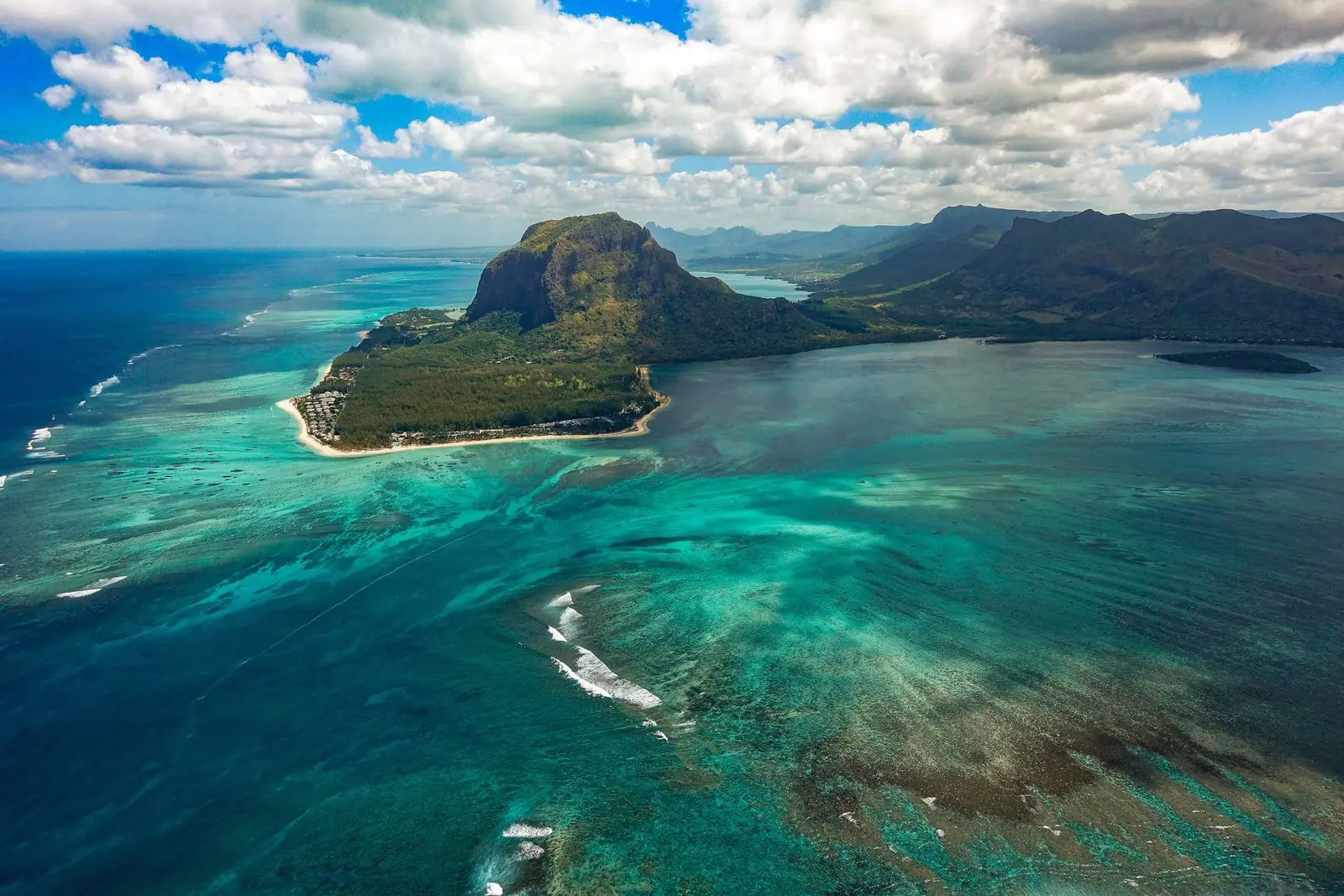 Luchtfoto van het schiereiland Le Morne op Mauritius met turquoise lagune