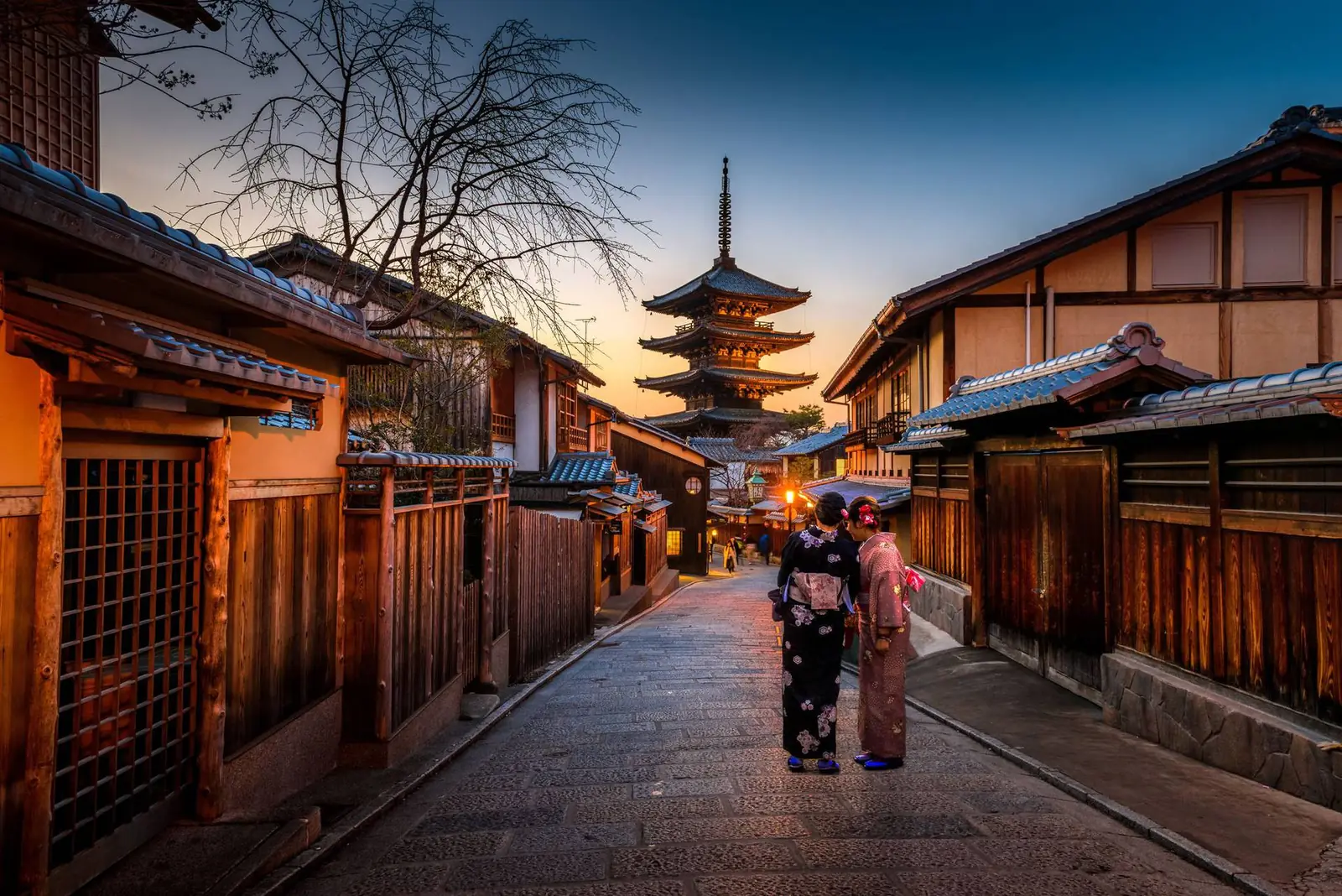 Houten huizen in een historische straat in Kyoto met de Yasaka-pagode