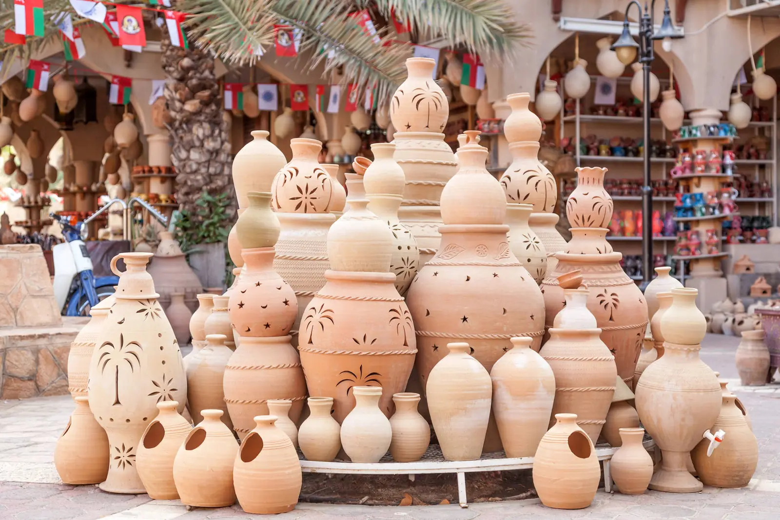 Gestapelde terracotta potten op een markt in Oman