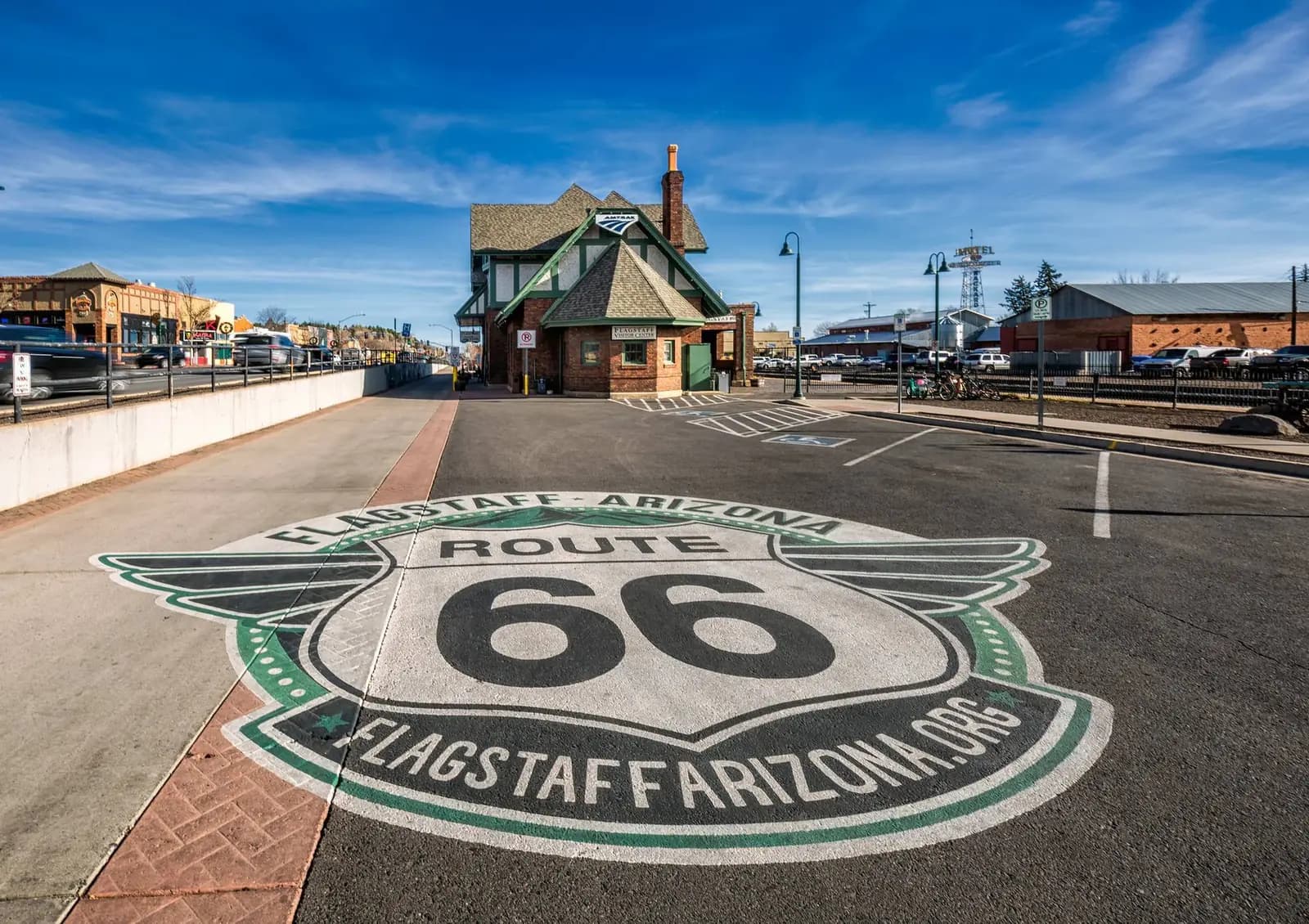 Het Route 66-schild op het asfalt in Flagstaff, Arizona