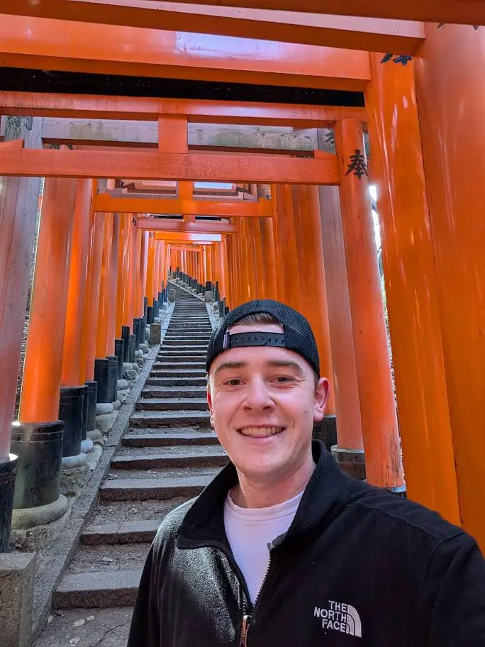Bauke Folkerts tussen de rode torii-poorten van Fushimi Inari in Kyoto