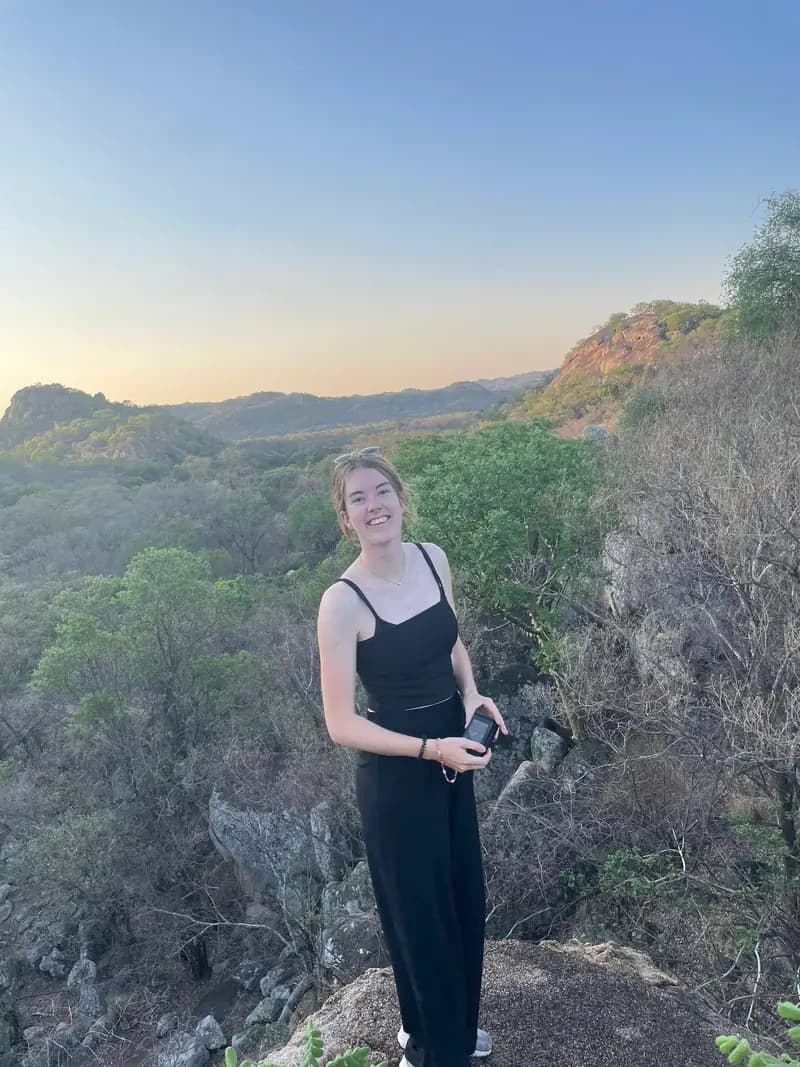 Danitia Timmer bij zonsondergang in een Afrikaans berglandschap