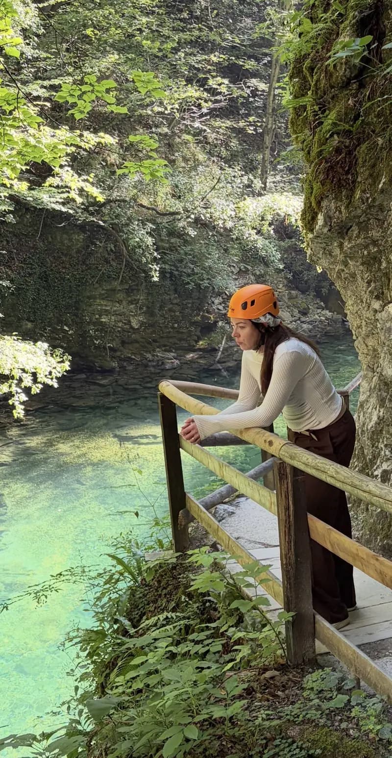 Joyce Panman bij een rivier in een groene kloof