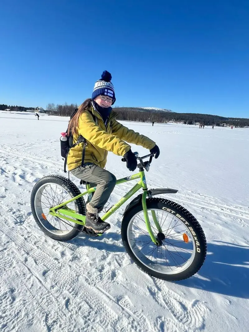 Megan Weites op een fatbike in een besneeuwd Lapland