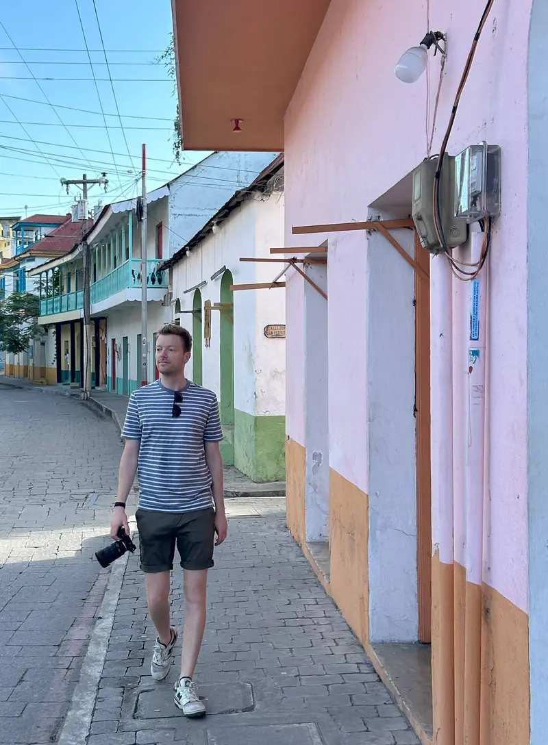 Rutger Strikwerda in een kleurrijke straat in Midden-Amerika