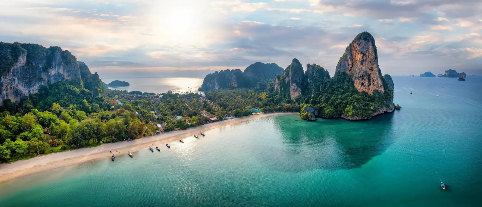 Luchtfoto van turquoise baaien en kalkstenen rotsen bij Krabi