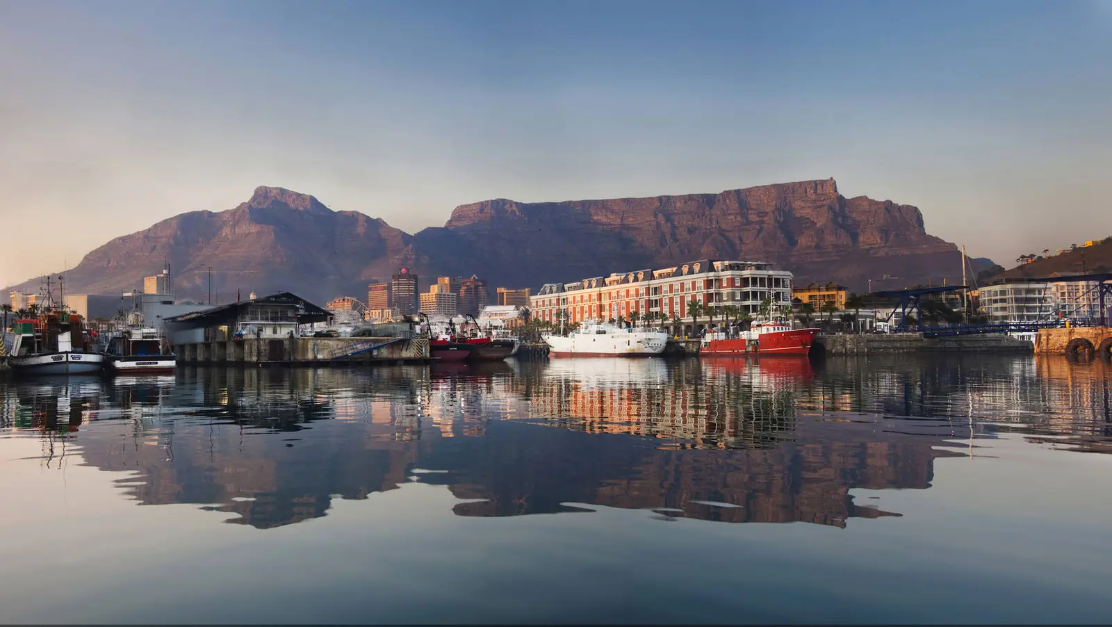 De Tafelberg weerspiegeld in het water bij de Waterfront van Kaapstad